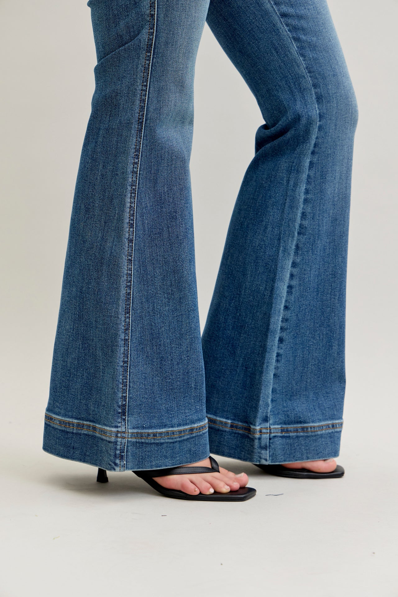 Judy Blue Tummy Control Flares - Medium Wash